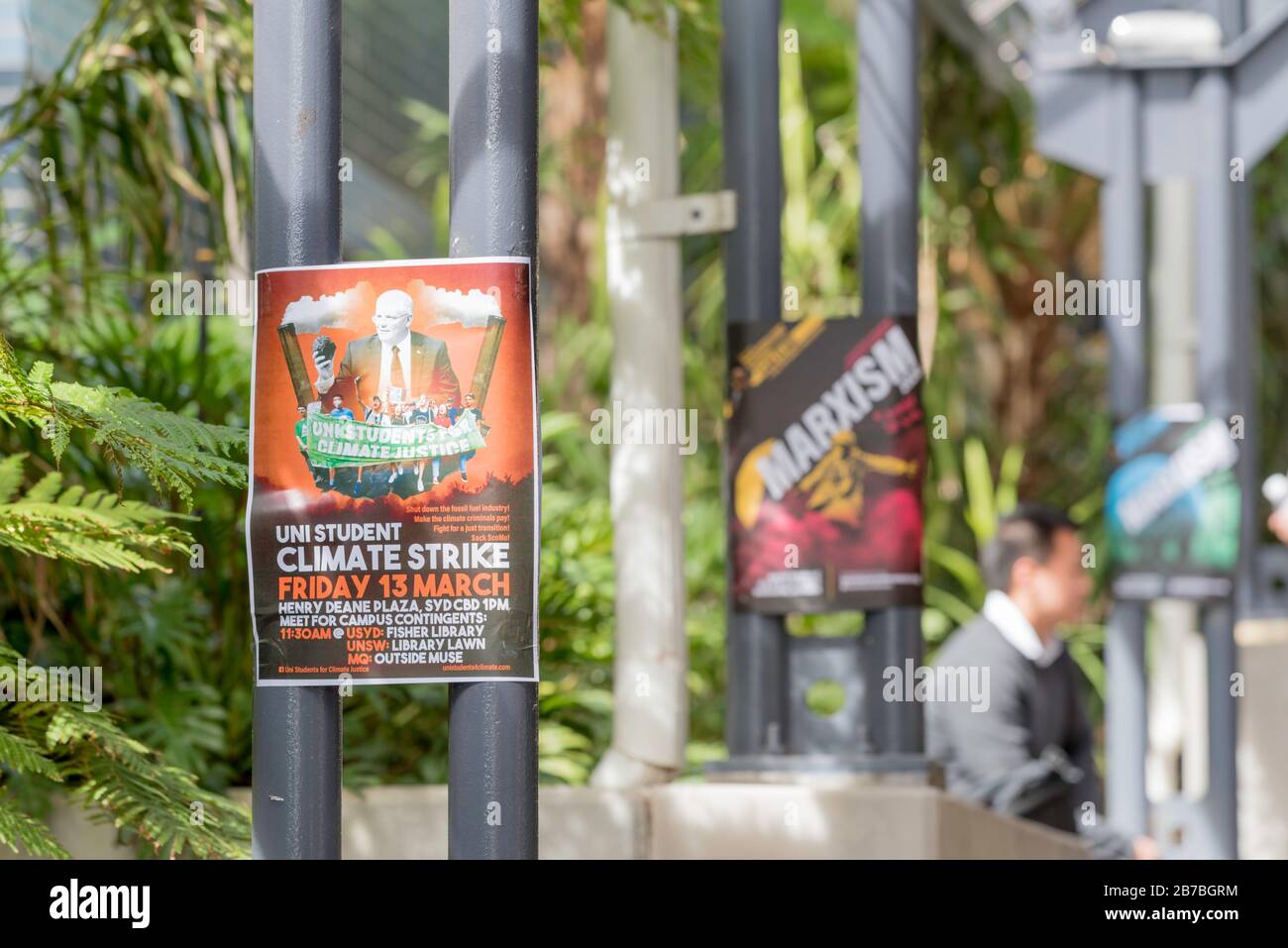 Due poster attaccati ai pali in una passerella presso l'Università del nuovo Galles del Sud pubblicizzando uno sciopero sul clima degli studenti il 13 marzo 2020 e anche il marxismo Foto Stock