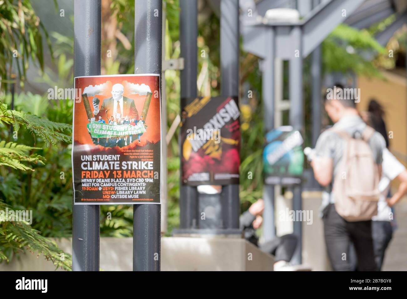 Due poster attaccati ai pali in una passerella presso l'Università del nuovo Galles del Sud pubblicizzando uno sciopero sul clima degli studenti il 13 marzo 2020 e anche il marxismo Foto Stock