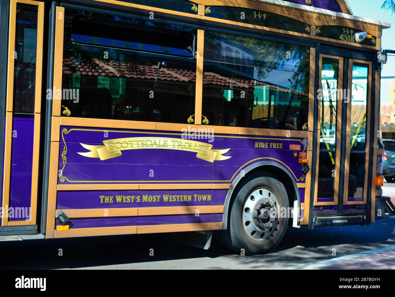 Un tram in stile retrò, viola e oro con clip art icona occidentale per i turisti che girano per Scottsdale, Arizona, gratuitamente Foto Stock