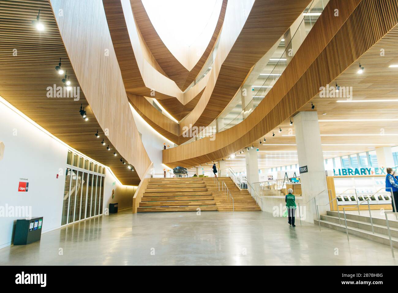 Calgary, Alberta - Dicembre 2019 interno del ramo centrale di Calgary della Biblioteca pubblica di Calgary. Foto Stock