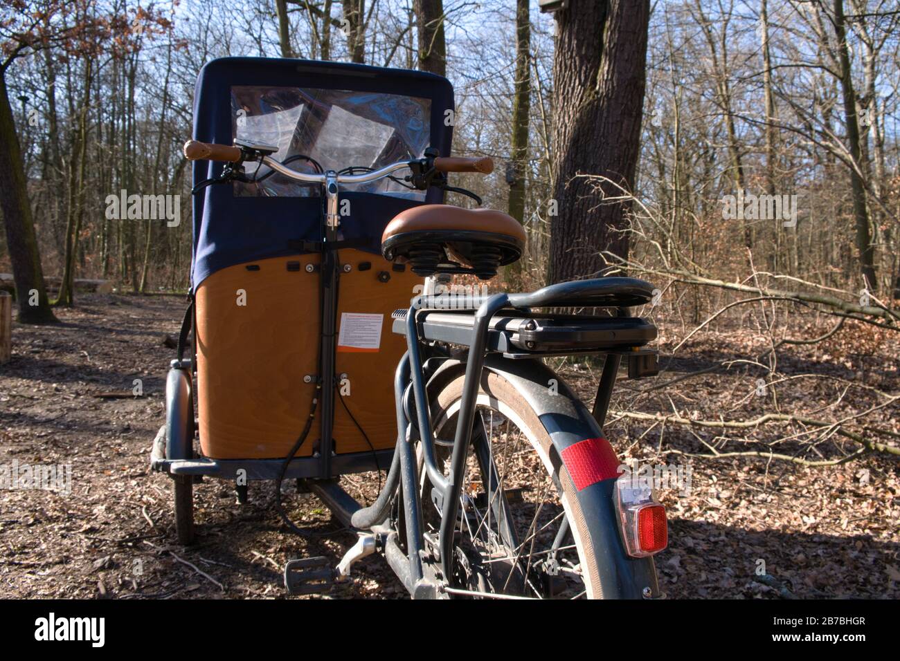 Cargo bike in legno con parcheggio in tenda in una foresta di Berlino. Sfondo sfocato. Foto Stock