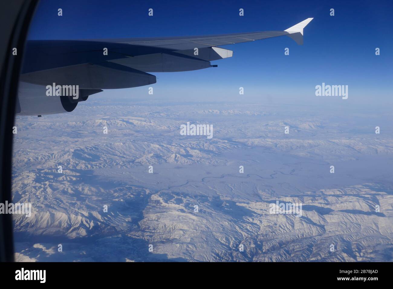 Vista aerea dall'aereo alle montagne innevate nel Turkye orientale Foto Stock