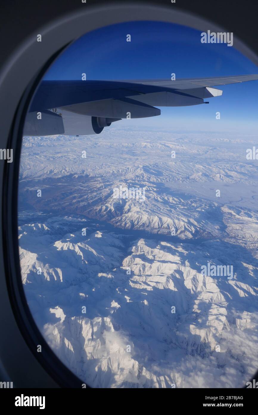 Vista aerea dall'aereo alle montagne innevate nel Turkye orientale Foto Stock
