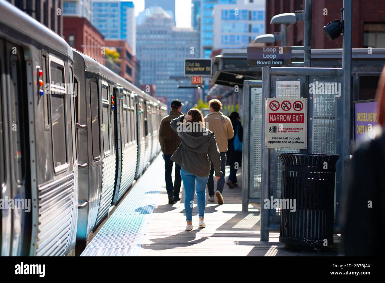 Ragazza che cammina sulla piattaforma del treno CTA Brown Line a Chicago, con il riflesso di un'altra persona nel treno Foto Stock