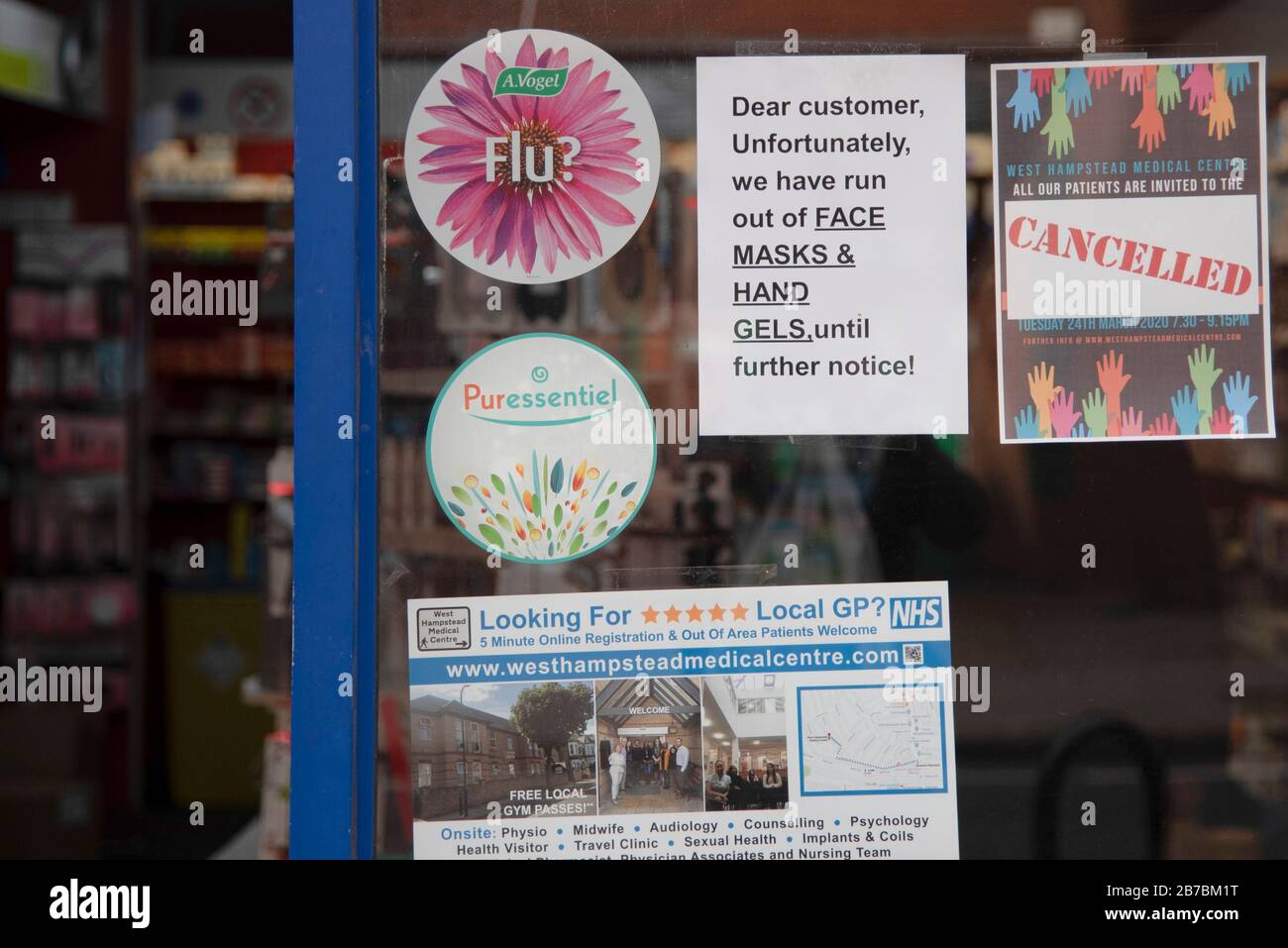 Londra, Regno Unito. 14 Marzo 2020. Un cartello su una farmacia porta di avviso clienti che hanno venduto fuori di maschere facciali e gel mano a West Hampstead Londra, Regno Unito il 14 marzo 2020. 10 persone nel Regno Unito sono morte nelle ultime 24 ore da Covid- 19, portando il numero di morti a 21. Le riunioni di massa potrebbero essere vietate nel Regno Unito già dal prossimo fine settimana, quando si intensificherà lo scoppio del coronavirus. (Foto Di Claire Doherty/Sipa Usa) Credit: Sipa Usa/Alamy Live News Foto Stock