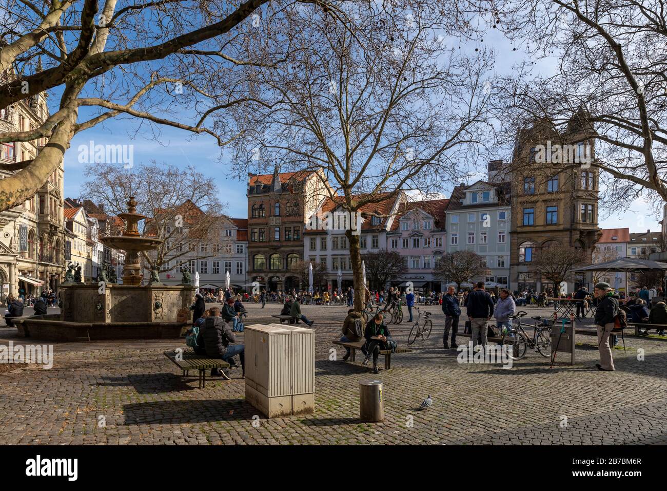 Il virus Corona non ha un effetto sulla gente tedesca che gode la giornata di primavera soleggiato a Braunschweig. La piazza della città attrae sia la gente del posto che i turisti. Foto Stock