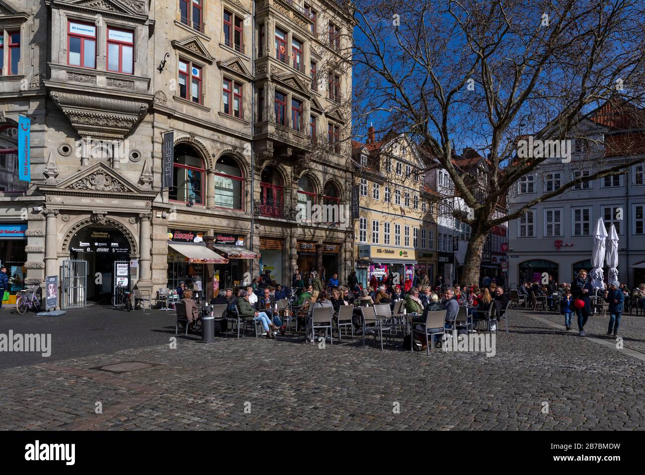 Il virus Corona non ha un effetto sulla gente tedesca che gode la giornata di primavera soleggiato a Braunschweig. La piazza della città attrae sia la gente del posto che i turisti. Foto Stock