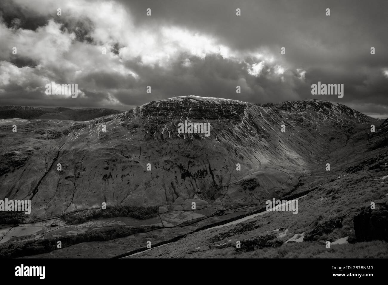 Neve-capped St Domenica Crag nel Distretto dei Laghi Inglese, Regno Unito Foto Stock
