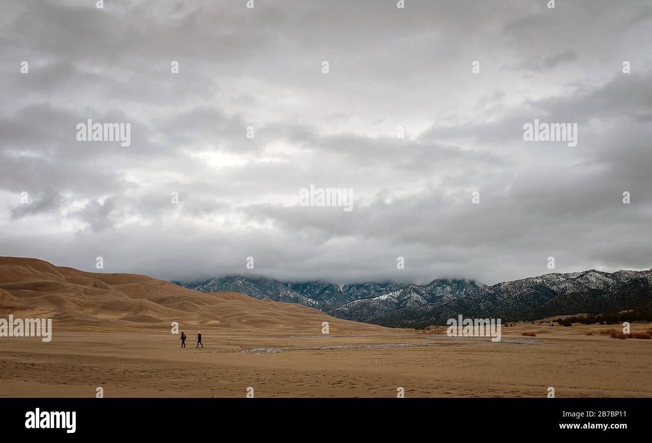 Colorado, Stati Uniti. 14 Marzo 2020. Gli escursionisti godono della vasta solitudine del Great Sand Dunes National Park mentre una tempesta di primavera si costruisce sulla San Luis Valley del Colorado. Le Great Sand Dunes si trovano a breve distanza in auto dal Monte Vista National Wildlife Refuge dall'annuale migrazione della Sandhill Crane. Riserva Naturale Nazionale Di Monte Vista, Monte Vista, Colorado. Credito: Cal Sport Media/Alamy Live News Foto Stock