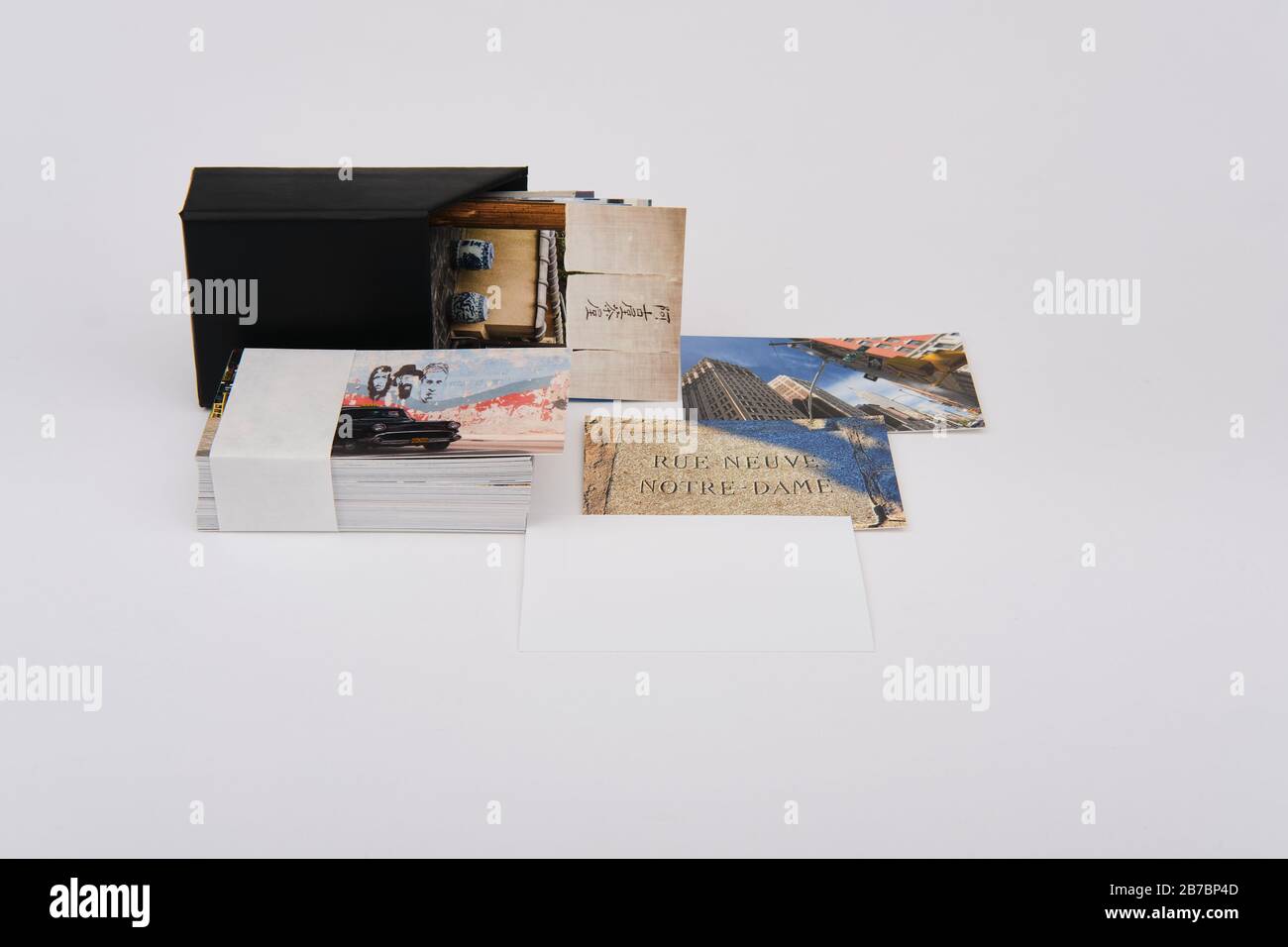 Porta biglietti da visita e pila di biglietti da visita a tema fotografico di viaggio con un biglietto vuoto per il contenuto del copyspace Foto Stock