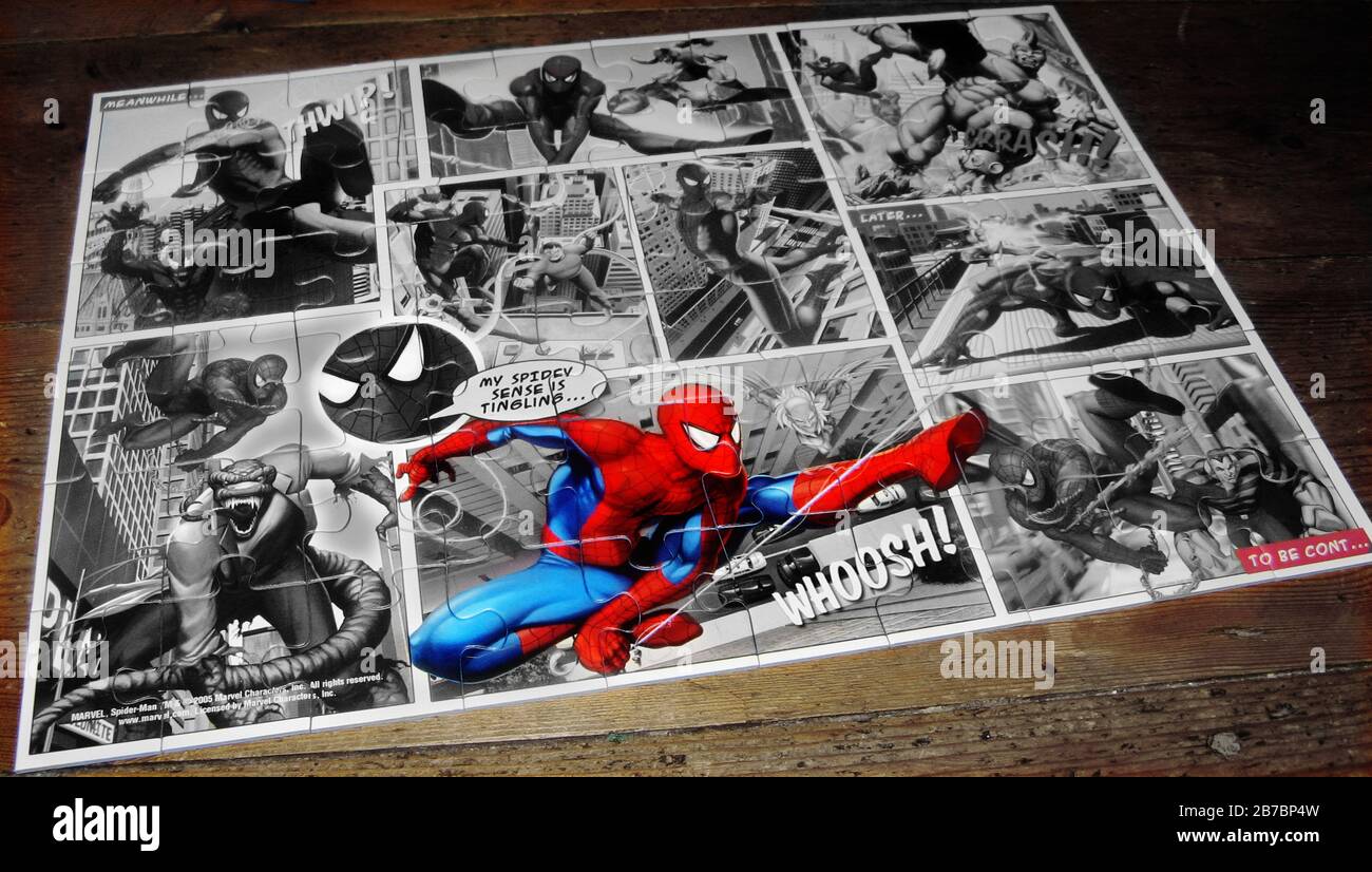 Completa in bianco e nero e a colori spiderman jigsaw puzzle comic storia Foto Stock