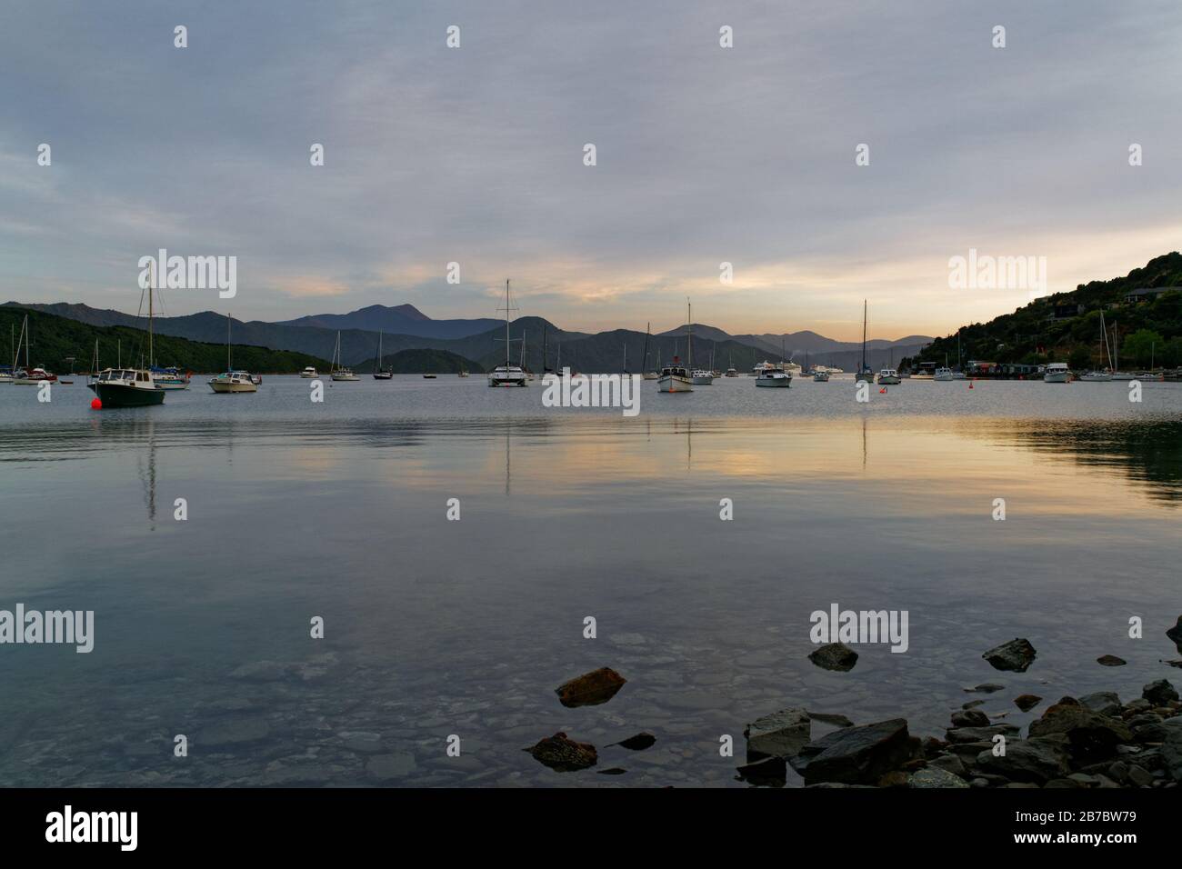 Alba a Waikawa Bay, Marlborough Sounds, Nuova Zelanda. Foto Stock