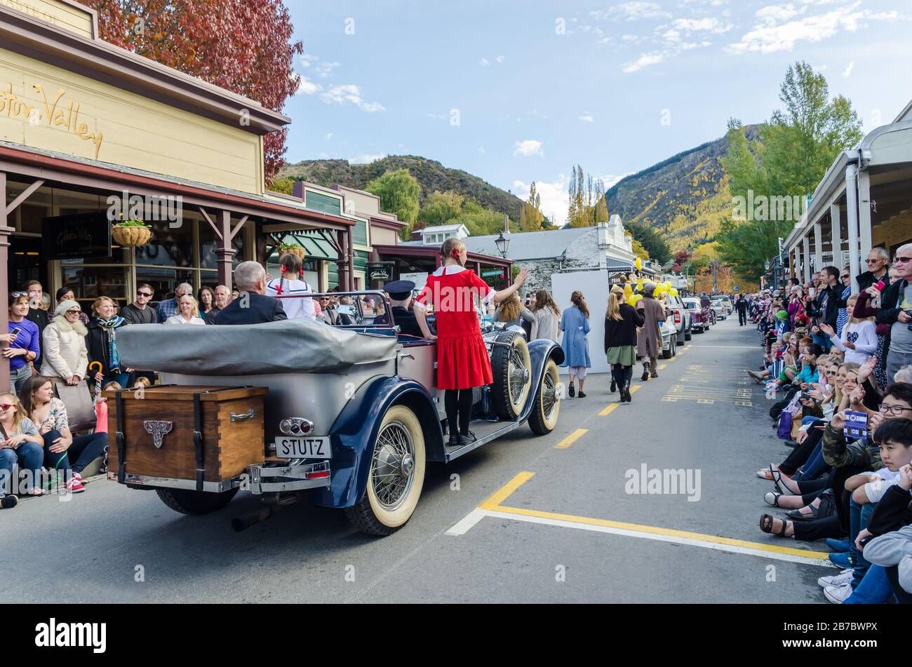 Arrowtown, Nuova Zelanda - Aprile 23,2016 : vi è sfilata evento durante il Arrowtown Festa d autunno su Buckingham Street. Foto Stock