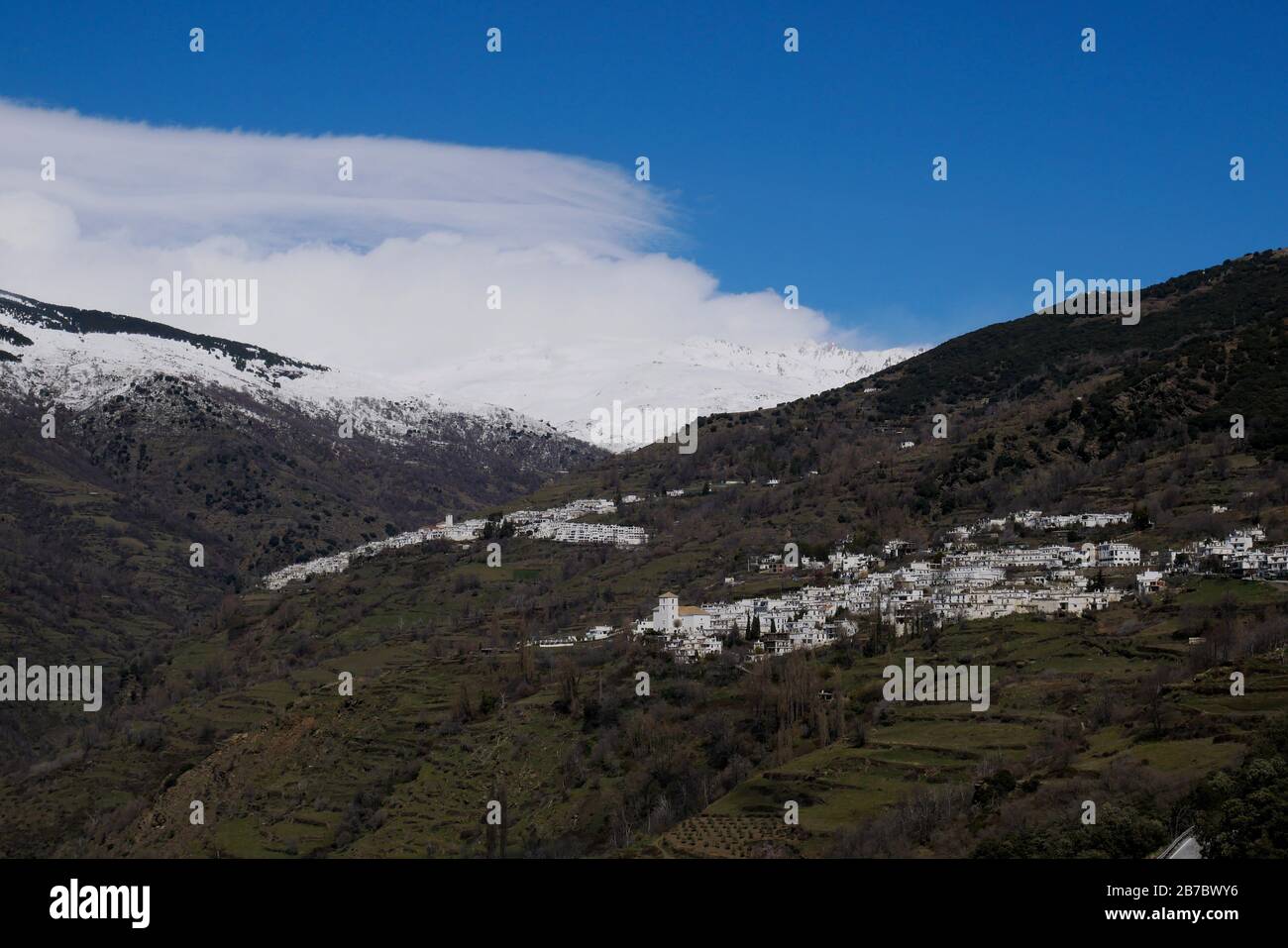 Las Alpujarras - villaggi bianchi nella catena montuosa della Sierra  Nevada, Spagna, con sfondo innevato Foto stock - Alamy