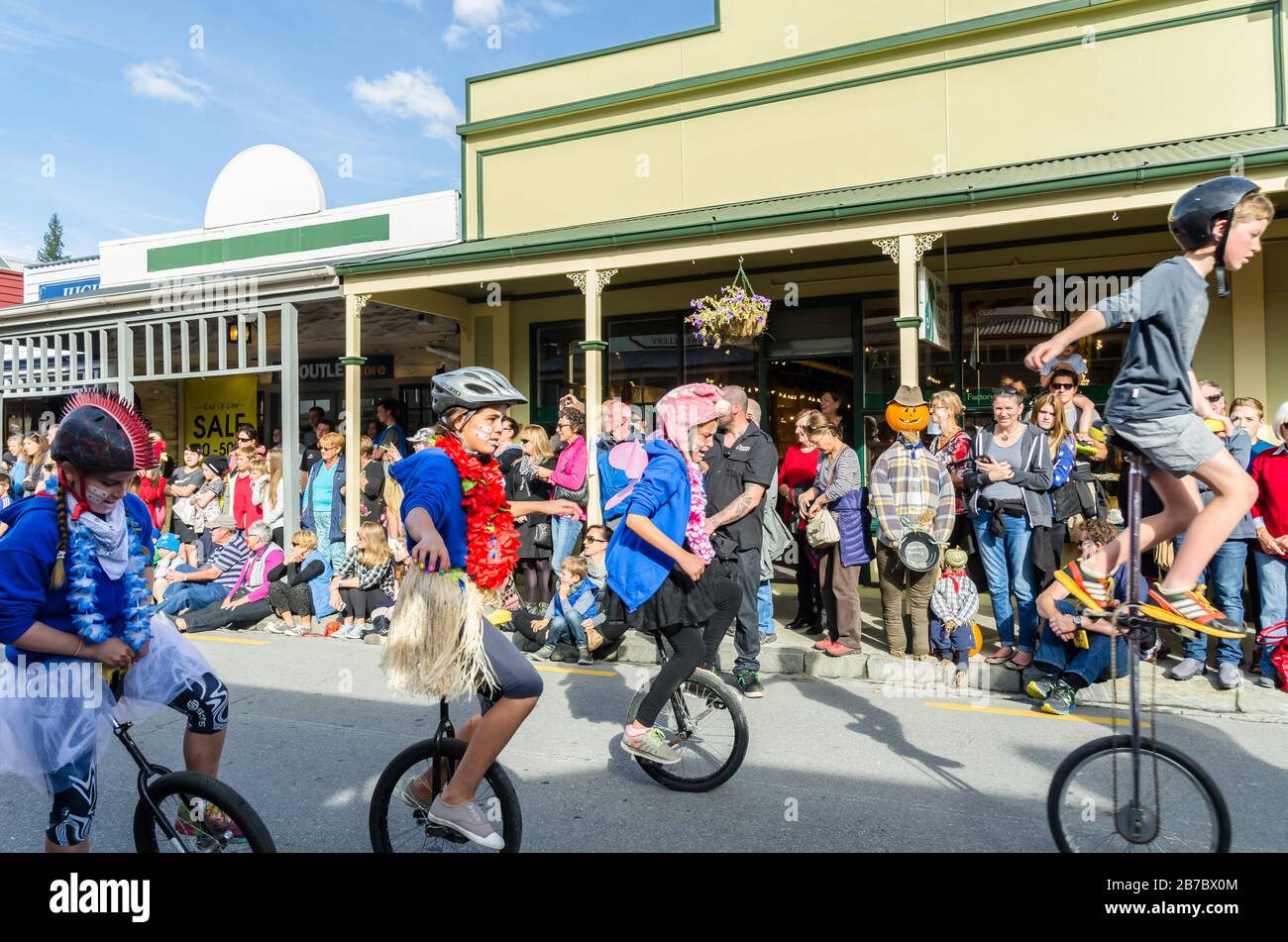 Arrowtown, Nuova Zelanda - Aprile 23,2016 : vi è sfilata evento durante il Arrowtown Festa d autunno su Buckingham Street. Foto Stock