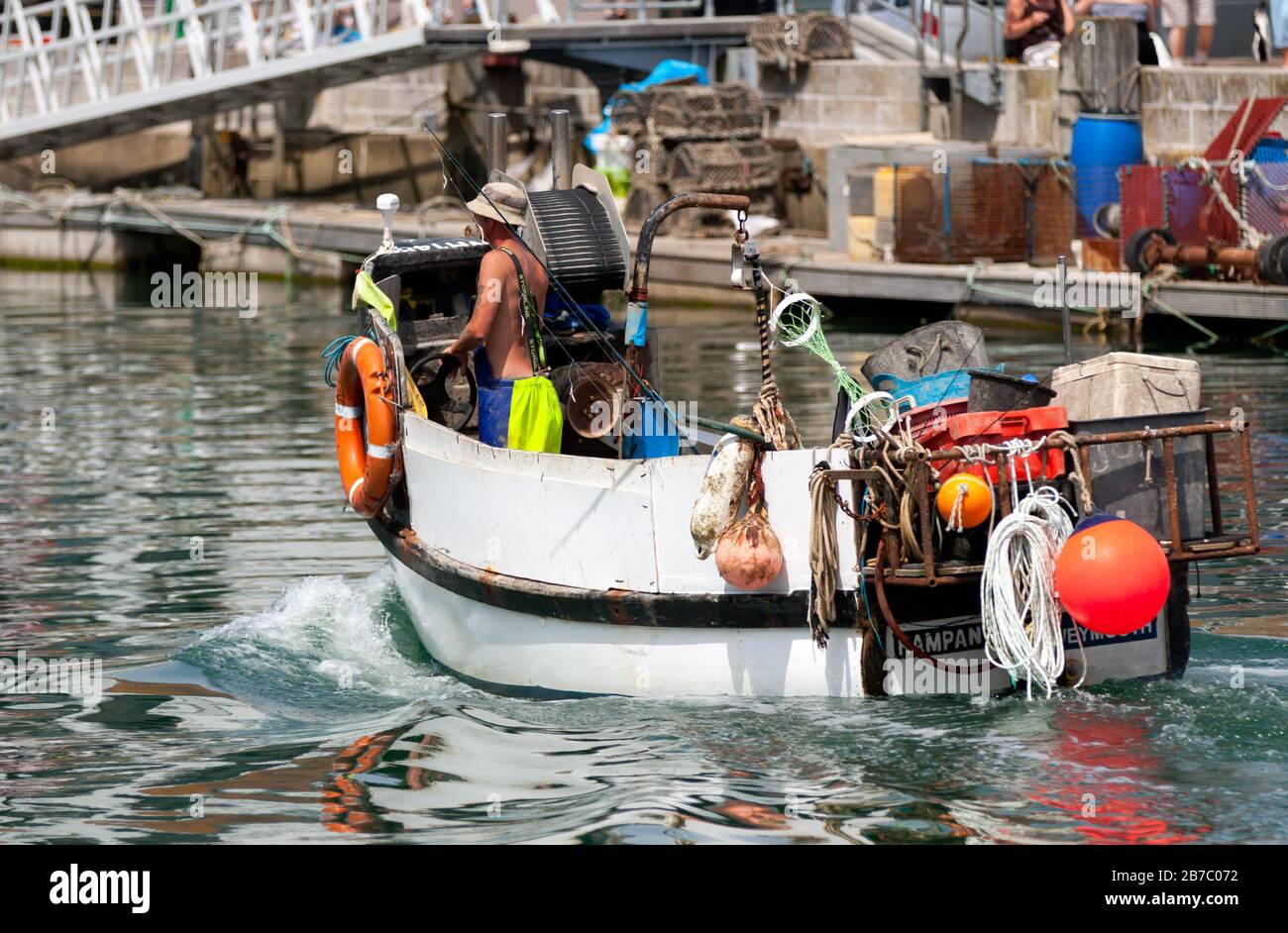 Lobster e granchio barca di pesca rampante di ritorno a Weymouth Harbour, Dorset, Inghilterra. Foto Stock