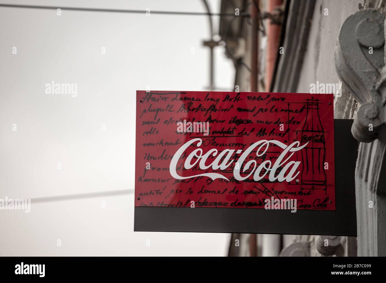 PRAGA, CZECHIA - 3 NOVEMBRE 2019: Logo Coca Cola su un bar, un rivenditore. Coca Cola è una marca di bibite di cola, la più venduta al mondo, e un grande am Foto Stock