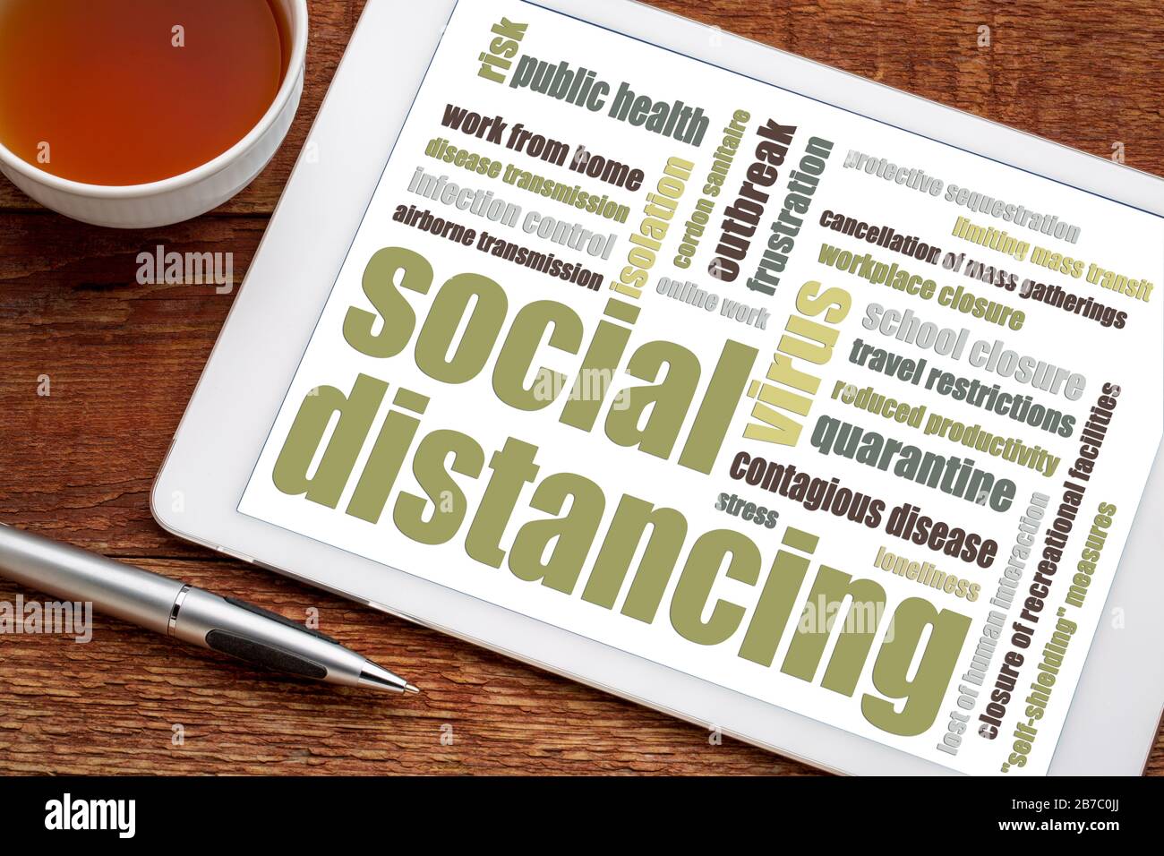 Social Distancing word cloud su tablet - una serie di azioni non farmaceutiche di controllo delle infezioni per fermare o rallentare la diffusione di una malattia contagiosa. Foto Stock Social Distancing word cloud su tablet - una serie di azioni non farmaceutiche di controllo delle infezioni per fermare o rallentare la diffusione di una malattia contagiosa. Foto Stock