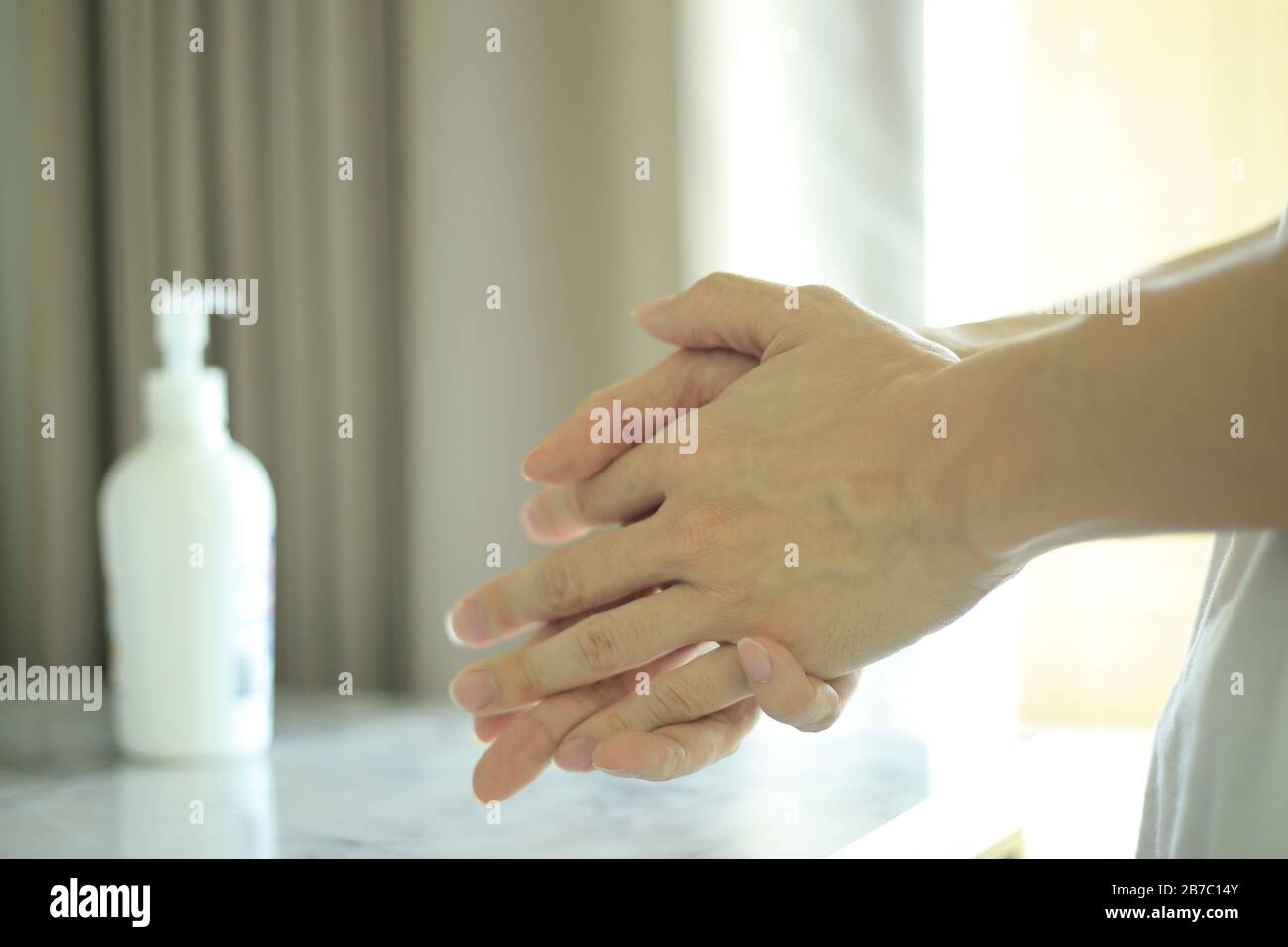 strofinare le mani con un gel di alcol per uccidere batteri e virus. lavarsi le mani con un disinfettante per respingere la malattia co-vid19. pulire le mani immediatamente wh Foto Stock