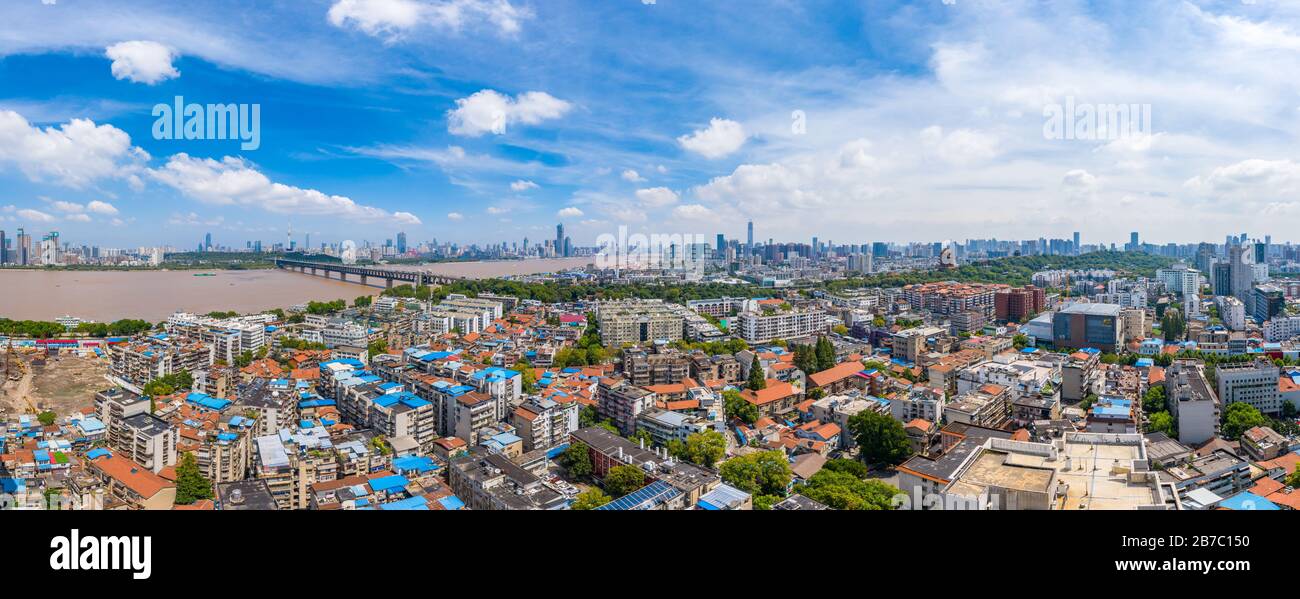 Skyline di Wuhan e fiume Yangtze con grattacielo sovraalto in costruzione a Wuhan Hubei Cina. Foto Stock Skyline di Wuhan e fiume Yangtze con grattacielo sovraalto in costruzione a Wuhan Hubei Cina. Foto Stock