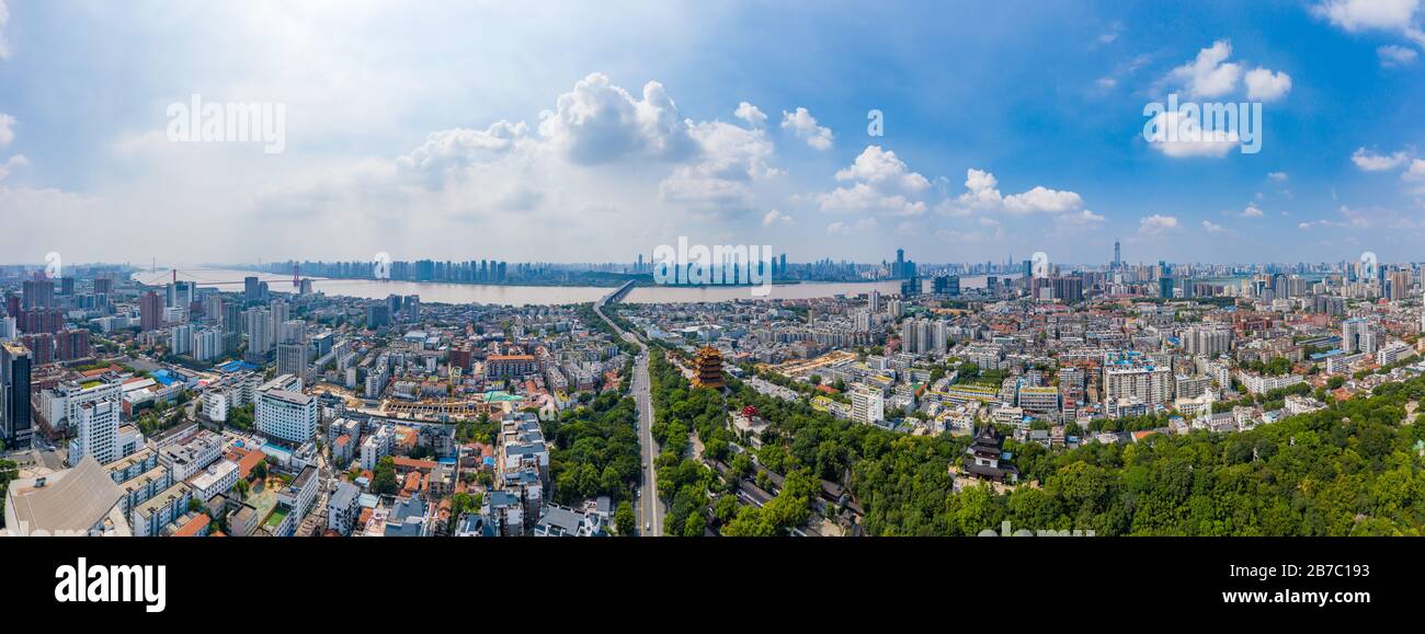 Skyline di Wuhan e fiume Yangtze con grattacielo sovraalto in costruzione a Wuhan Hubei Cina. Foto Stock Skyline di Wuhan e fiume Yangtze con grattacielo sovraalto in costruzione a Wuhan Hubei Cina. Foto Stock
