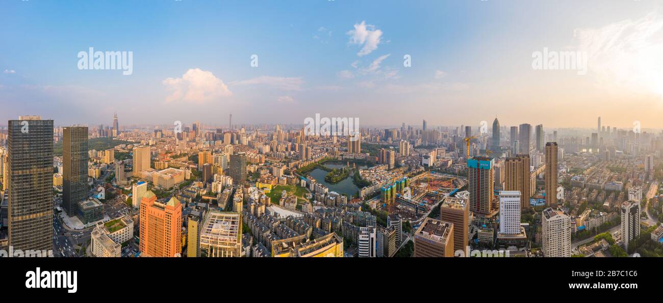 Skyline di Wuhan e fiume Yangtze con grattacielo sovraalto in costruzione a Wuhan Hubei Cina. Foto Stock Skyline di Wuhan e fiume Yangtze con grattacielo sovraalto in costruzione a Wuhan Hubei Cina. Foto Stock
