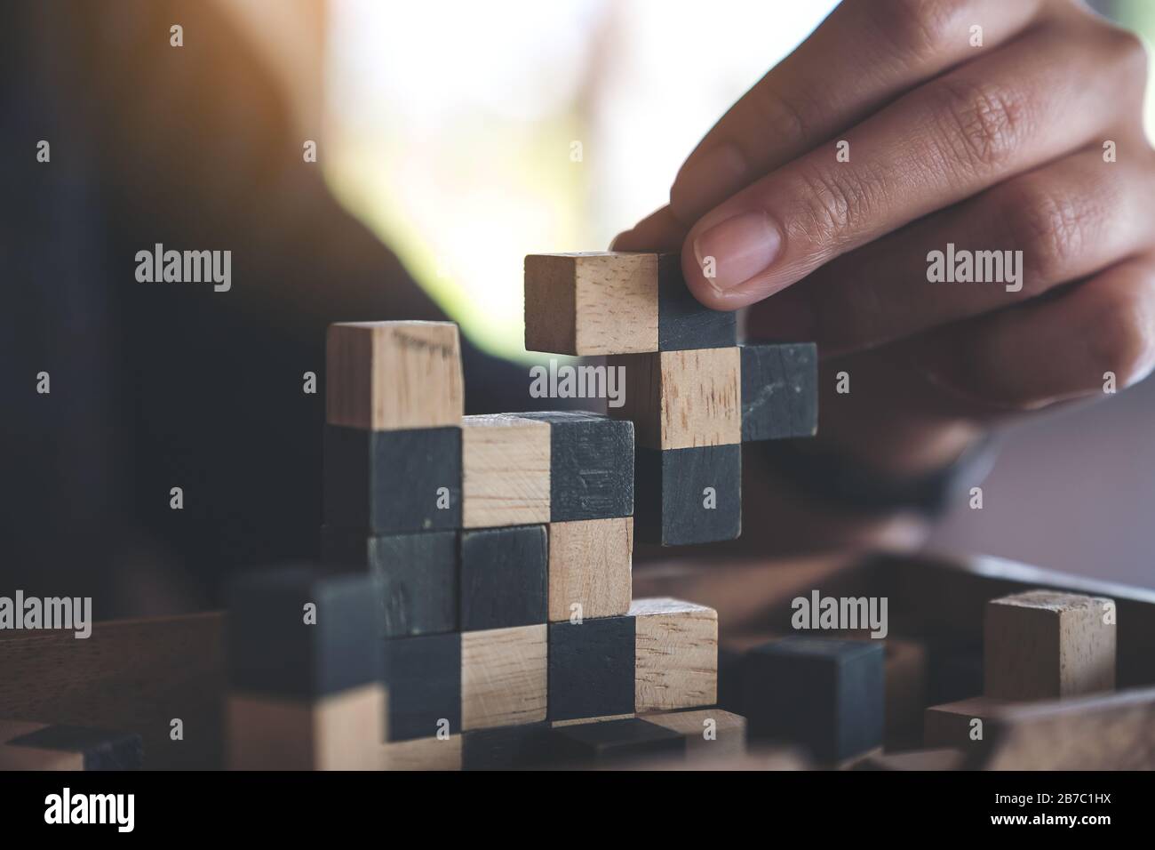 Immagine closeup di persone che giocano e costruire puzzle gioco di legno Foto Stock