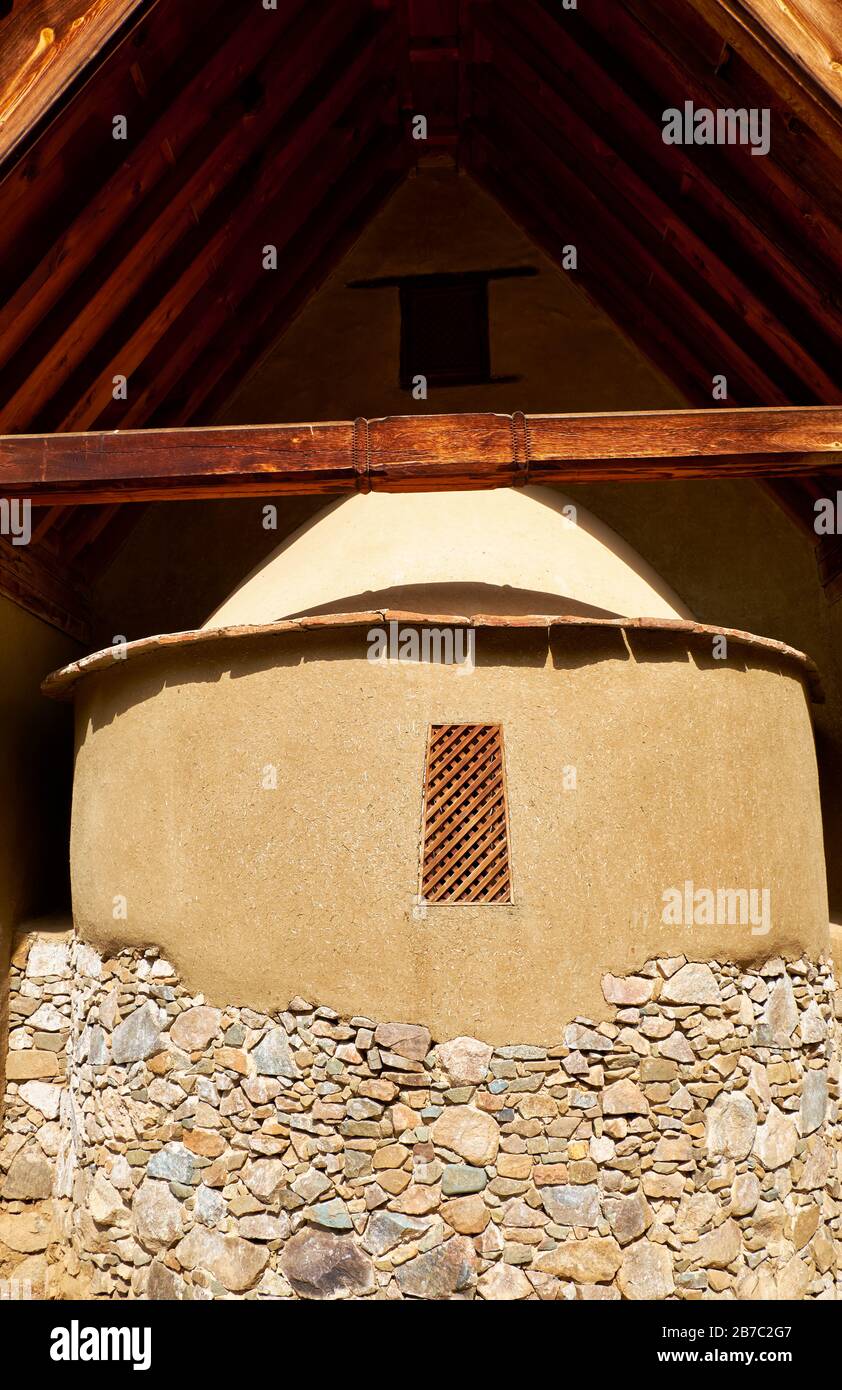 La vista dell'abside semicircolare coperta da una volta emisferica della chiesa cristiana ortodossa di Archangelos Michele nel villaggio di Galata. Tro Foto Stock