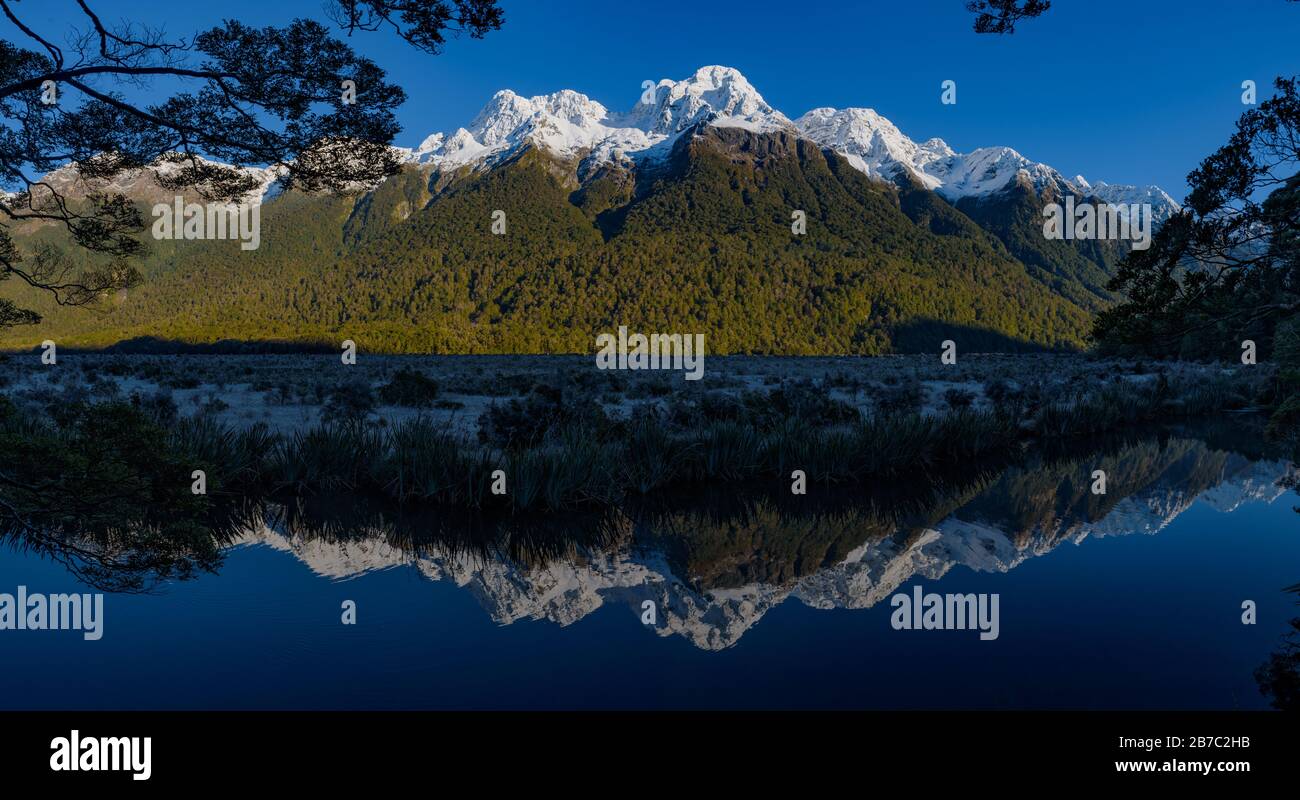 Panorama dei Laghi Mirror al Parco Nazionale di Fiordland in Nuova Zelanda Foto Stock