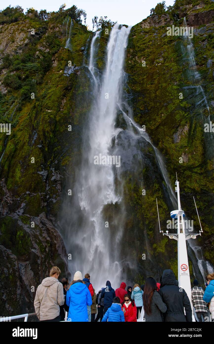 Una cascata a Milford Sound, Parco Nazionale di Fiordland, Nuova Zelanda Foto Stock