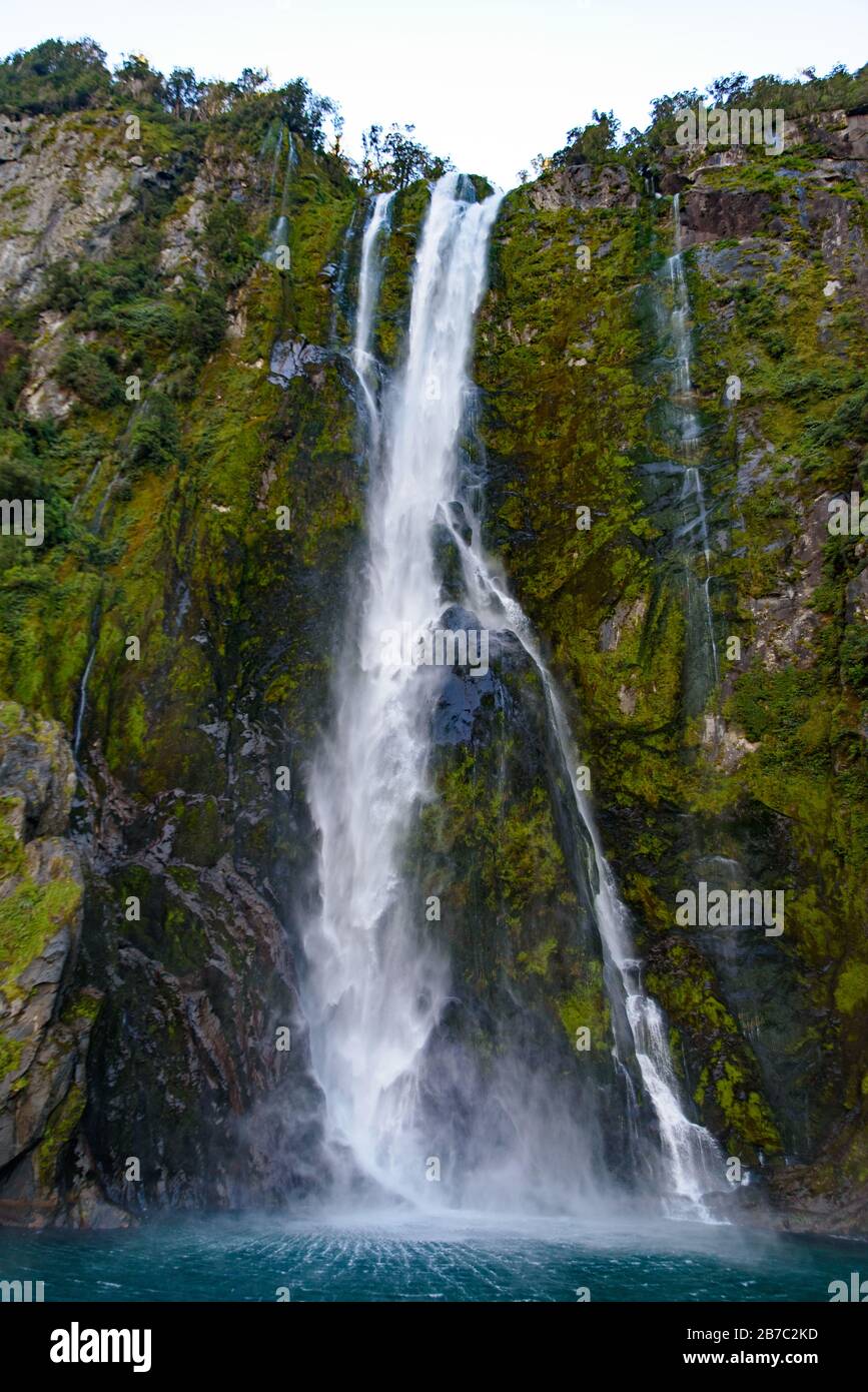 Una cascata a Milford Sound, Parco Nazionale di Fiordland, Nuova Zelanda Foto Stock