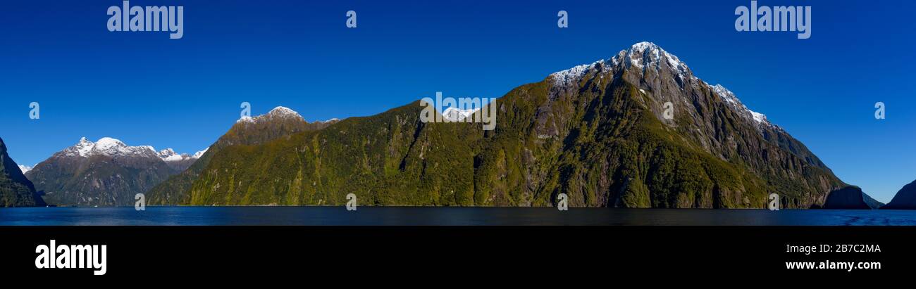 Panorama di Milford Sound al Parco Nazionale di Fiordland in Nuova Zelanda Foto Stock