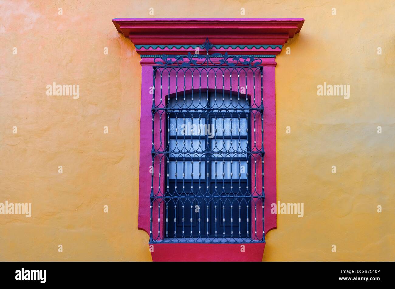 Finestra con decorazione in ghisa nel centro della città di Oaxaca, Messico. Foto Stock