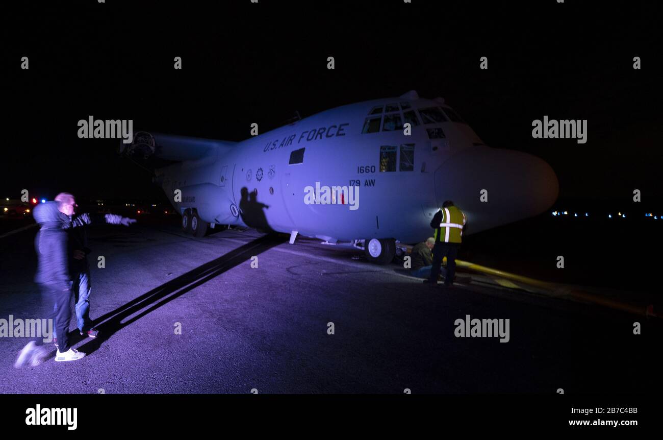 Frederick, Stati Uniti. 15 Mar 2020. Un aereo ritirato della U.S. Air Force Lockheed C-130J Hercules dall'Ohio è preparato per un trasferimento dall'aeroporto municipale di Frederick attraverso le strade della città a Fort Detrick, una stazione di comando medica dell'esercito degli Stati Uniti, dove diventerà un banco di prova per la ricerca ambientale a Frederick, Maryland, il sabato 14 marzo 2020. L'aeromobile è atterrato all'aeroporto nel settembre 2019 e i lavoratori hanno smontato i quattro motori, le ali e la sezione di coda per il movimento. Foto di David Tulis/UPI Credit: UPI/Alamy Live News Foto Stock