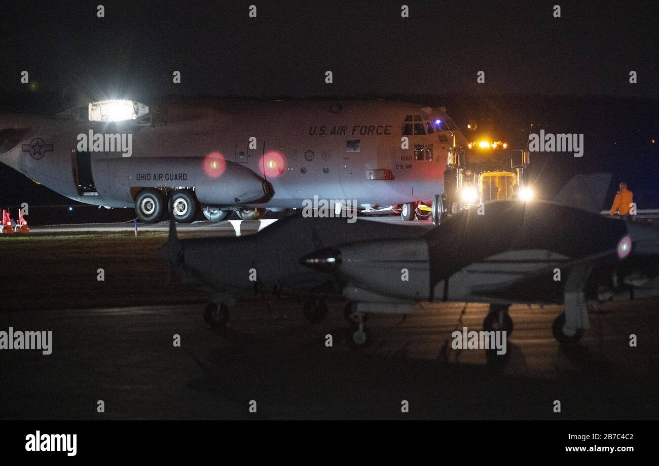 Frederick, Stati Uniti. 15 Mar 2020. Un aereo militare di Ercole C-130J in pensione dell'aeronautica militare di U.S. Air Force Lockheed è manovrato oltre gli aeroplani dell'aviazione generale mentre è spostato dall'aeroporto municipale di Frederick a Fort Detrick, una stazione di comando medica dell'esercito degli Stati Uniti, a Frederick, Maryland, durante le prime ore del mattino Sabato, 14 marzo 2020. L'aeromobile è atterrato all'aeroporto nel settembre 2019 e i lavoratori hanno smontato i quattro motori, le ali e la sezione di coda per il movimento. Foto di David Tulis/UPI Credit: UPI/Alamy Live News Foto Stock