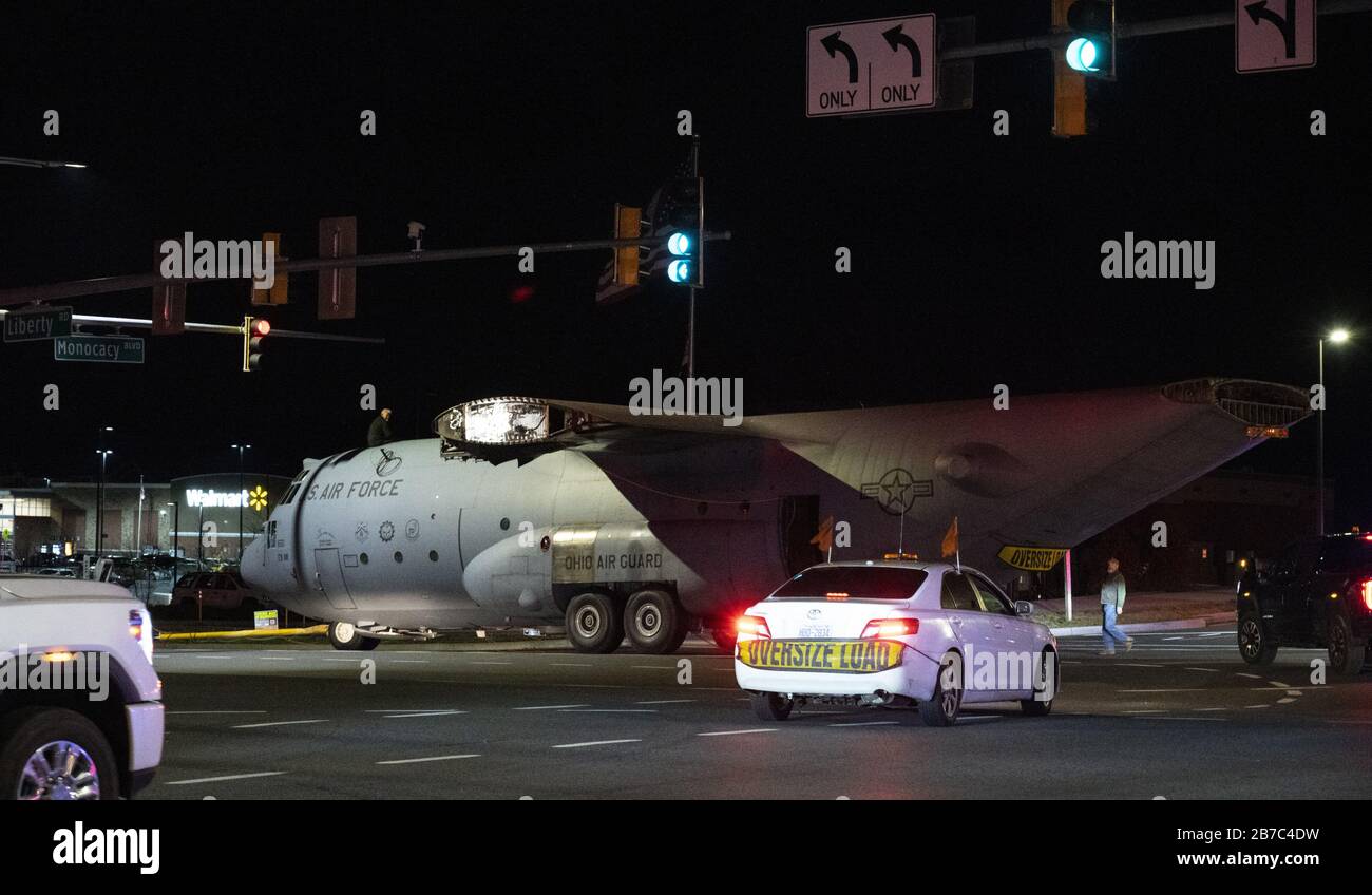 Frederick, Stati Uniti. 15 Mar 2020. Un aereo militare US Air Force Lockheed C-130J Hercules costruito nel 1974 e precedentemente spedito in Ohio è spostato oltre un Walmart sulla Maryland Route 26 dall'aeroporto municipale di Frederick a Fort Detrick, una stazione di comando medico dell'esercito degli Stati Uniti, per le procedure di ricerca e prova a Frederick, Maryland, Sabato 14 marzo, 2020. L'aeromobile è atterrato all'aeroporto nel settembre 2019 e i lavoratori hanno smontato i quattro motori, le ali e la sezione di coda per il movimento. Foto di David Tulis/UPI Credit: UPI/Alamy Live News Foto Stock