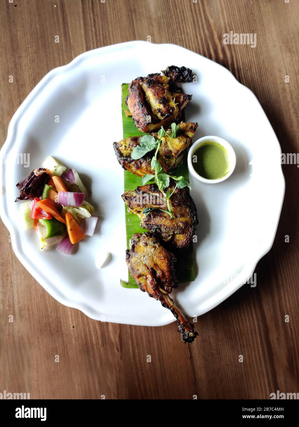 Kabab di pollo grigliato con verdure e chutney Foto Stock