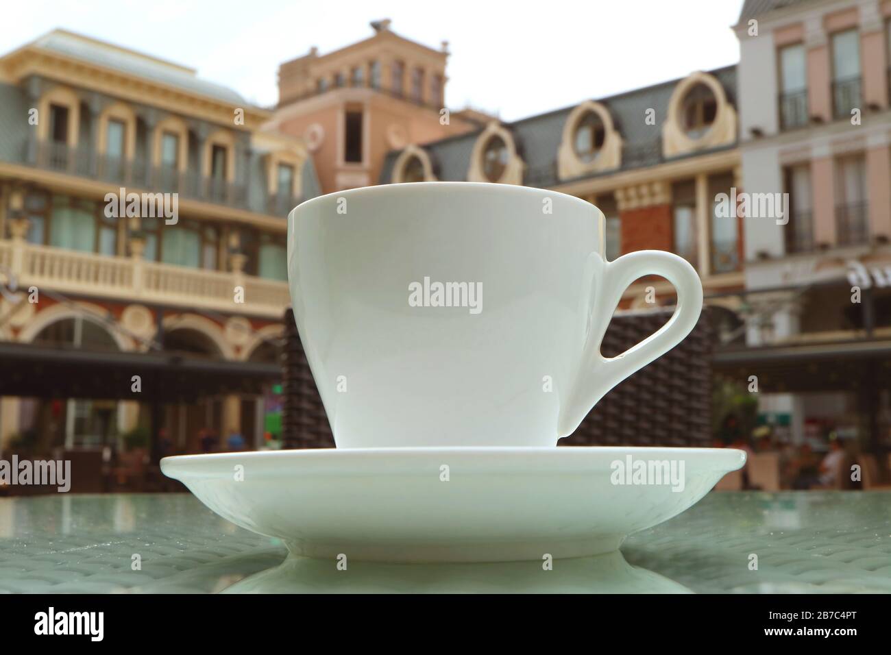 Closeup una tazza di caffè con architettura vintage sfocata sullo sfondo Foto Stock