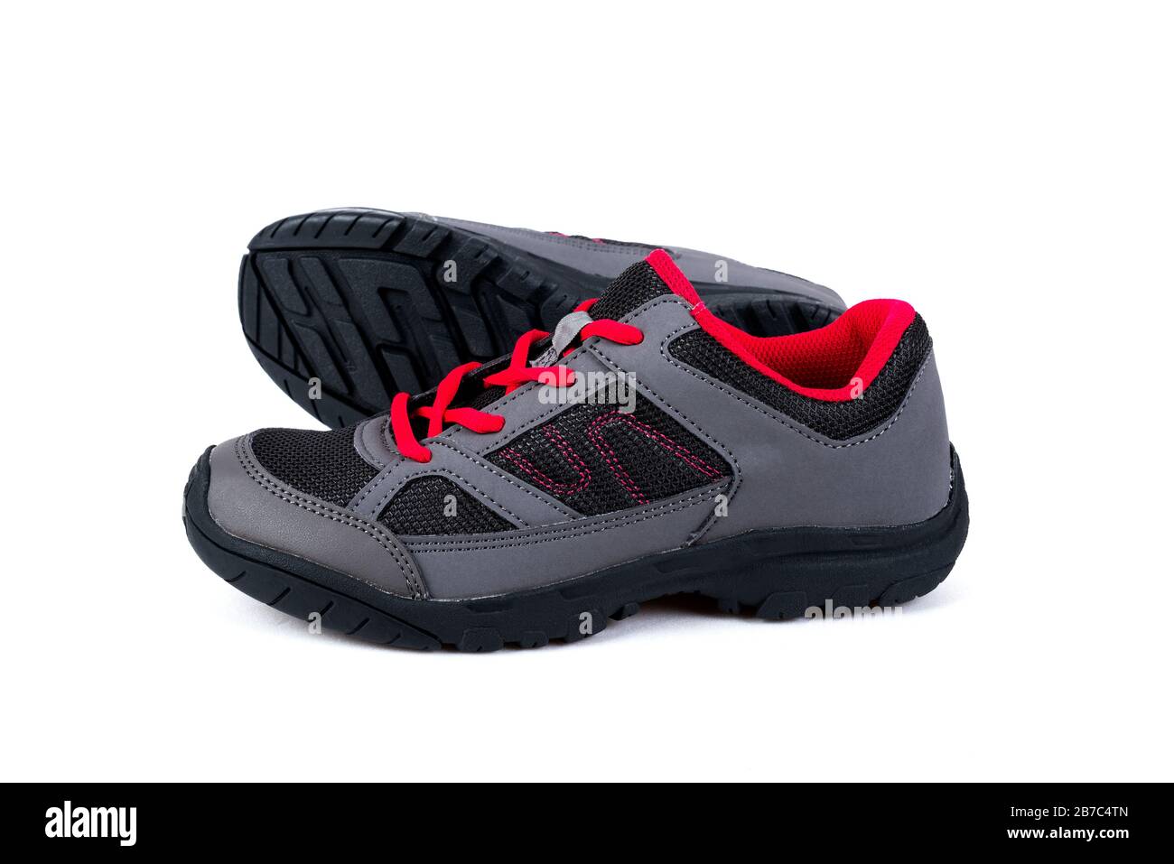 sneakers per bambini grigio e rosa su sfondo bianco Foto Stock