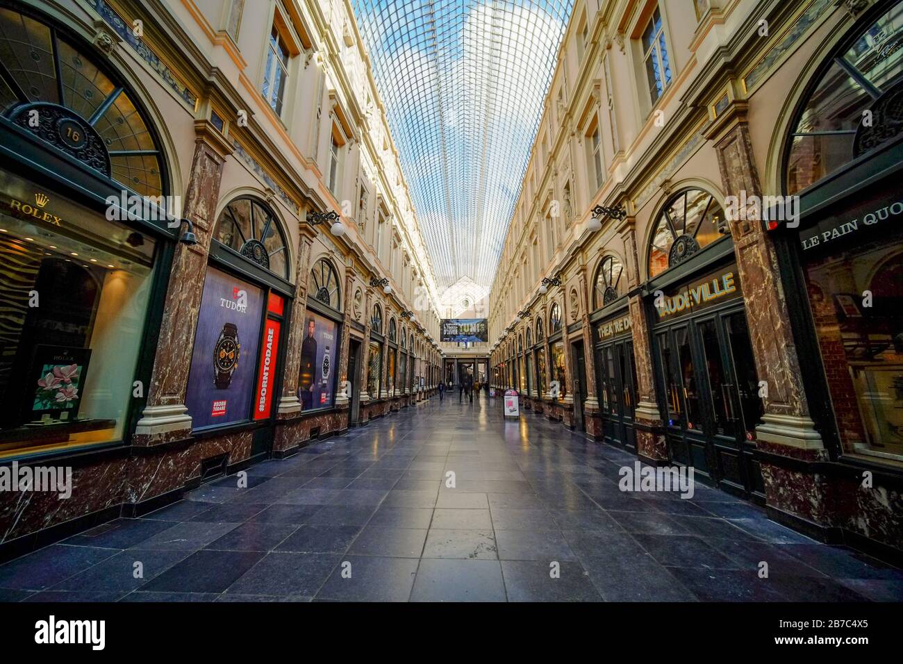 Pechino, Cina. 14 Marzo 2020. La foto scattata il 14 marzo 2020 mostra la strada vuota dello shopping Saint-Hubert Royal Gallerie a Bruxelles, Belgio. Il Belgio ha registrato 133 nuovi casi di infezione da coronavirus il sabato, secondo una dichiarazione rilasciata dal servizio sanitario pubblico federale. Credit: Zhang Cheng/Xinhua/Alamy Live News Foto Stock