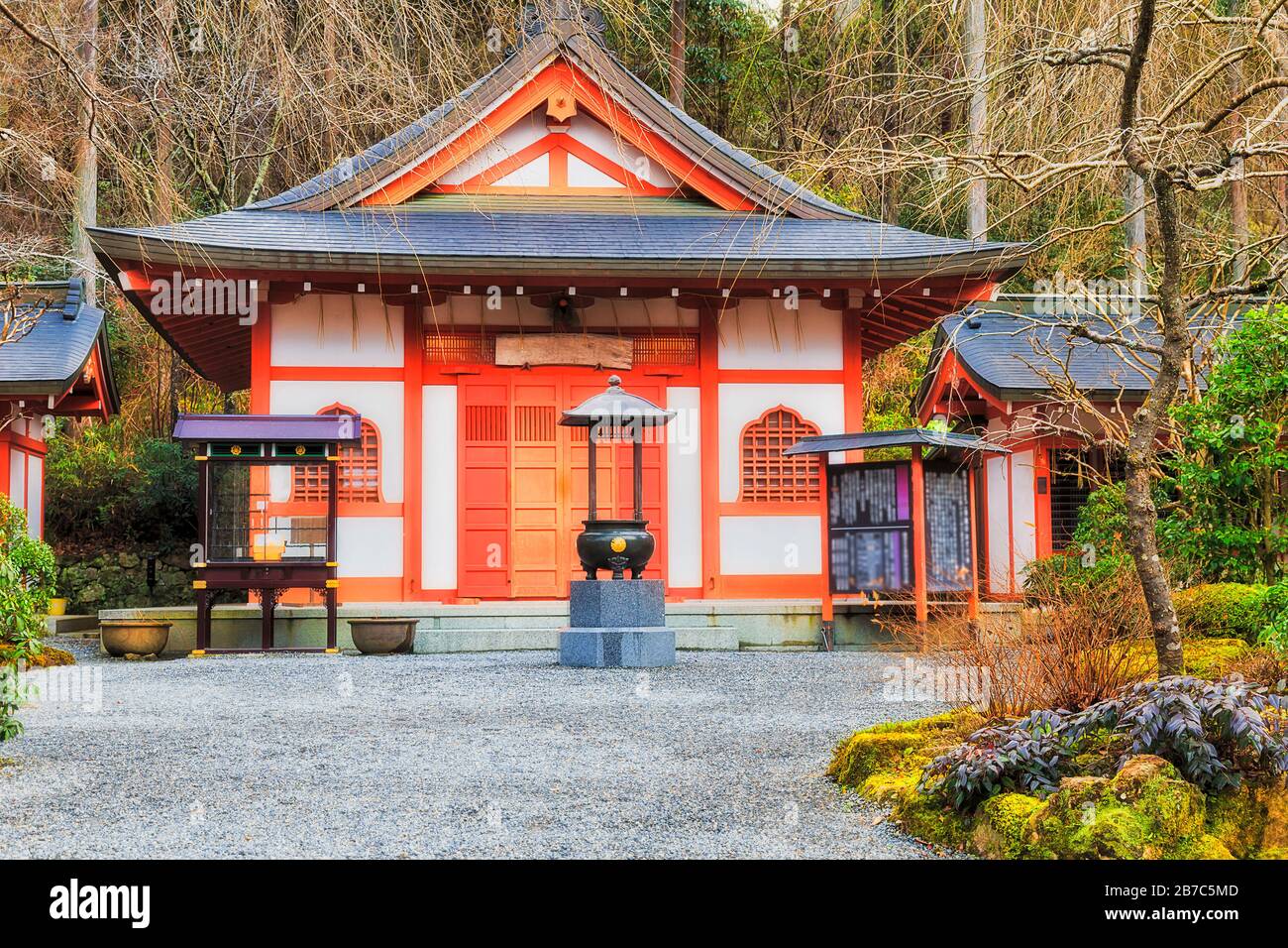 Tradizionale edificio buddista bianco-rosso nel complesso di templi di Sanzen-in del remoto villaggio rurale di Ohara vicino a Kyoto, Giappone. Foto Stock