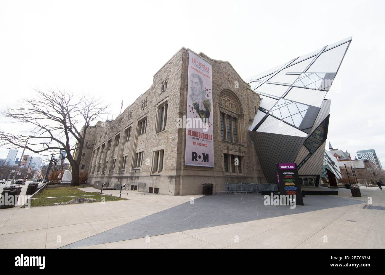 Toronto, Canada. 14 Marzo 2020. Il Royal Ontario Museum è chiuso a Toronto, Canada, il 14 marzo 2020. Tra un numero crescente di casi COVID-19, la città di Toronto ha chiuso i principali servizi urbani il sabato. Fino ad oggi, sono stati segnalati più di 200 casi di COVID-19 in Canada. Credit: Zou Zheng/Xinhua/Alamy Live News Foto Stock