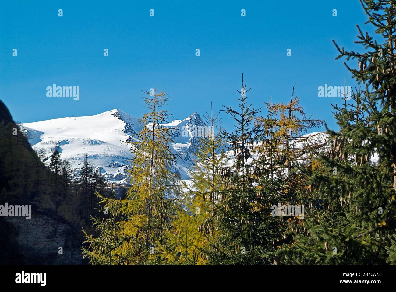 Austria, Tirolo orientale, parco nazionale Hohe Tauern nelle Alpi austriache con formazione rocciosa di Schwarze Wand e ghiacciaio Foto Stock