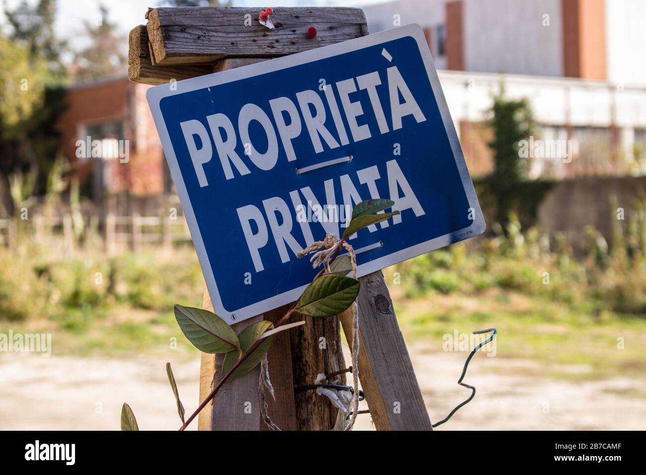 l'insegna privata, nessun accesso alla zona, attaccata a tavole di legno Foto Stock