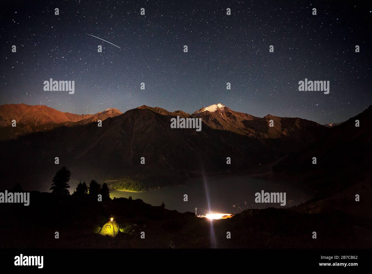 Stella di tiro al cielo notturno nel campo di montagna vicino al lago Big Almaty in Kazakhstan Foto Stock