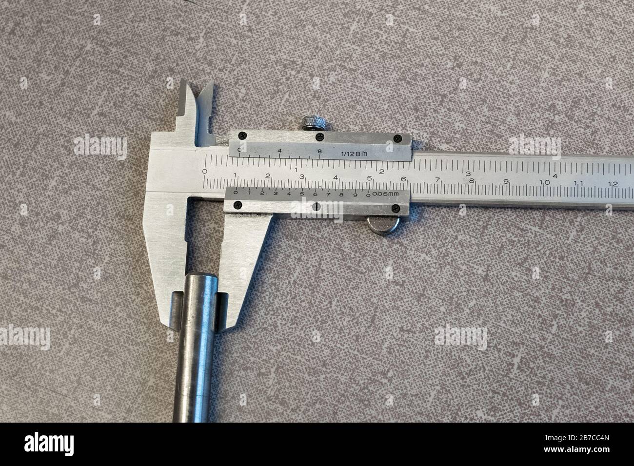 Visualizzazione dettagliata di un calibro, strumento per una misurazione accurata delle dimensioni di un oggetto di piccole dimensioni. Foto Stock