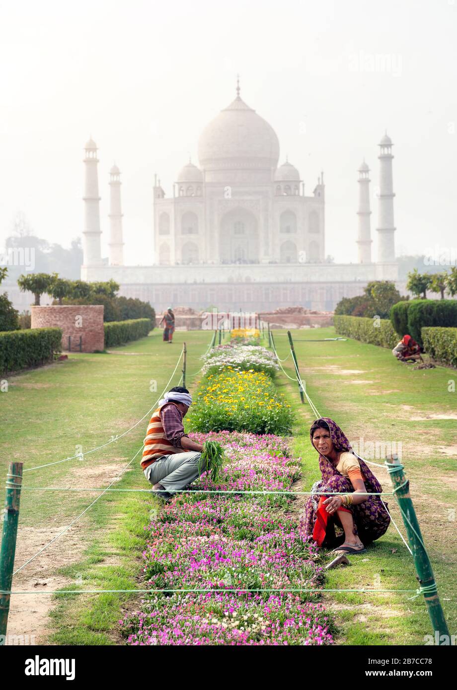 Agra, UTTAR PRADESH, INDIA - FEBBRAIO 24, 2015: La gente indiana che lavora nel giardino nel complesso di Mehtab Bagh di fronte al Taj Mahal Foto Stock