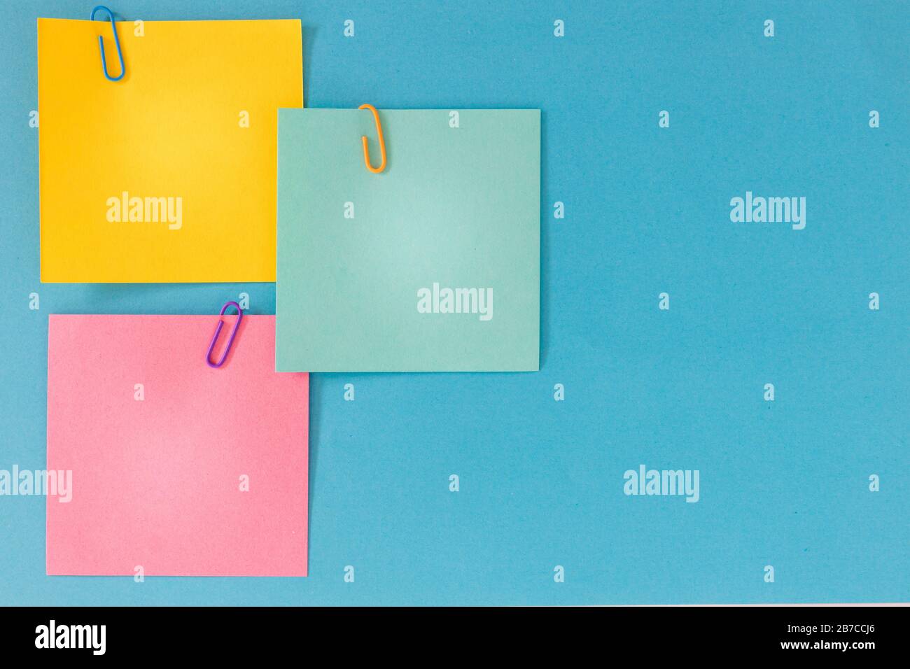 Carte colorate con spazio per un'iscrizione. Sfondo blu Foto Stock