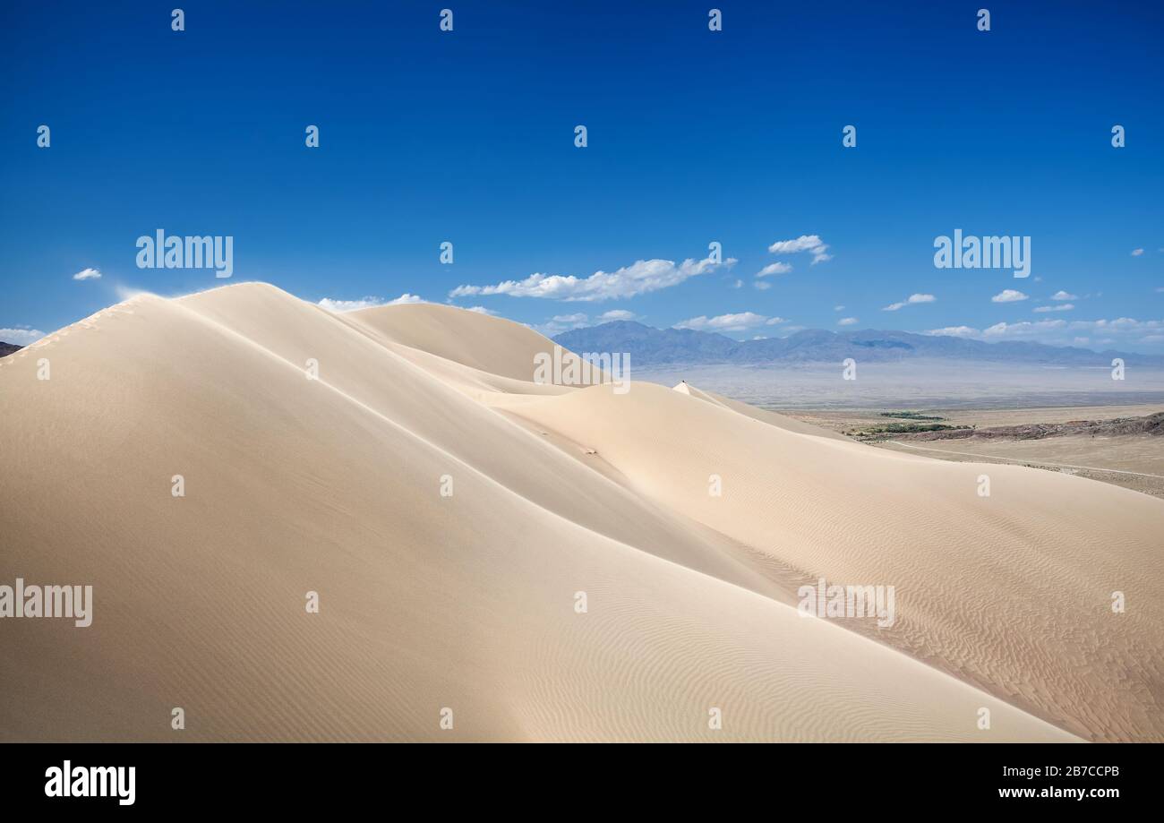Dune di sabbia chiamata Singing Mountain nel deserto del Kazakhstan Foto Stock