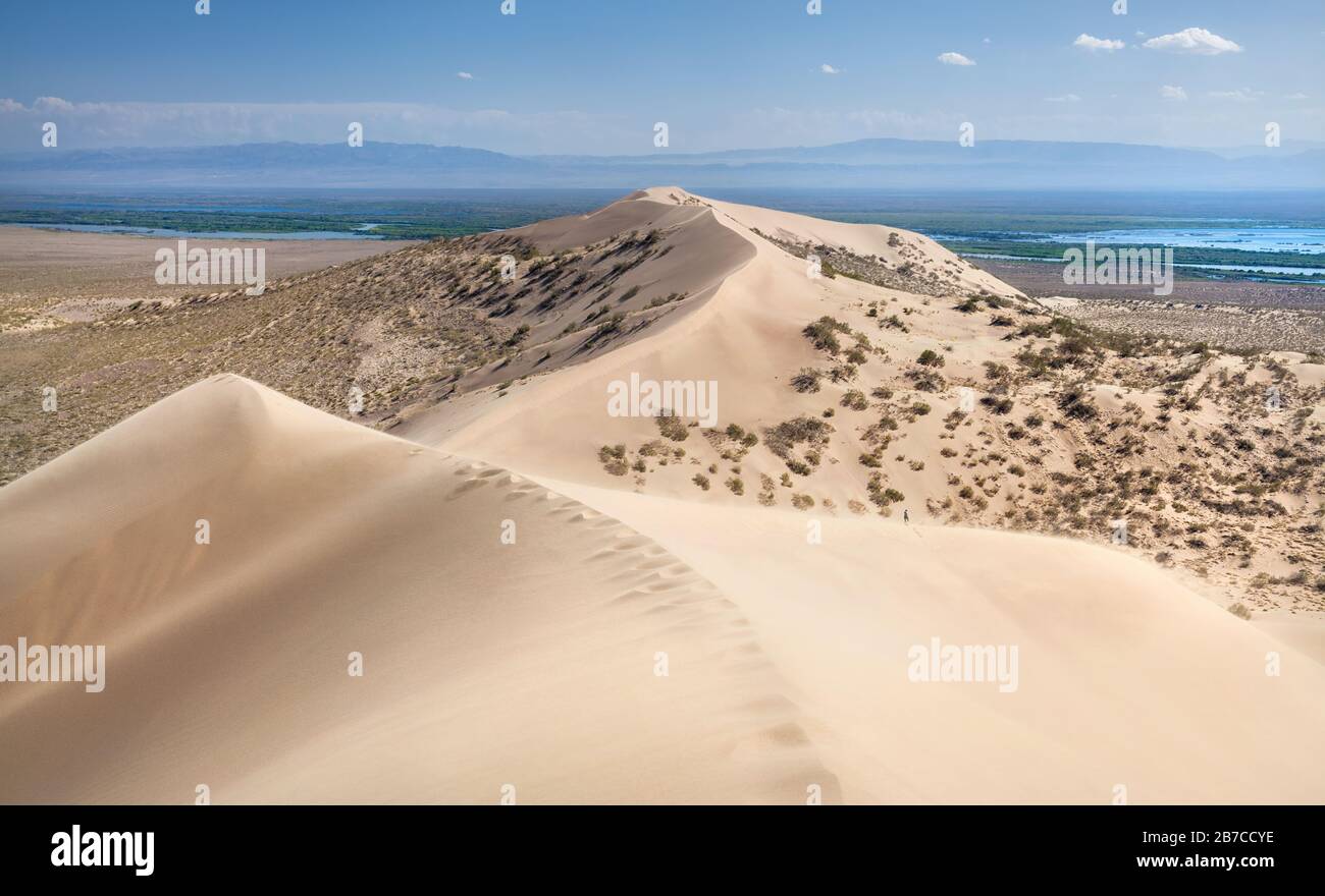 Dune di sabbia chiamata Singing Mountain nel deserto del Kazakhstan Foto Stock